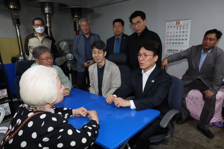 김민석 국무총리가 10일 서울 구로구 남구로 새벽인력시장 인근 자원봉사센터를 찾아 자원봉사자를 격려하고 있다. 연합뉴스