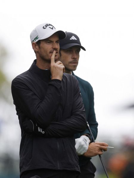 테니스 스타 앤디 머리(왼쪽)와 축구 스타 가레스 베일이 지난달 DP월드투어 BMW 챔피언십 프로암에서 동반 플레이를 펼치고 있다. 로이터연합뉴스