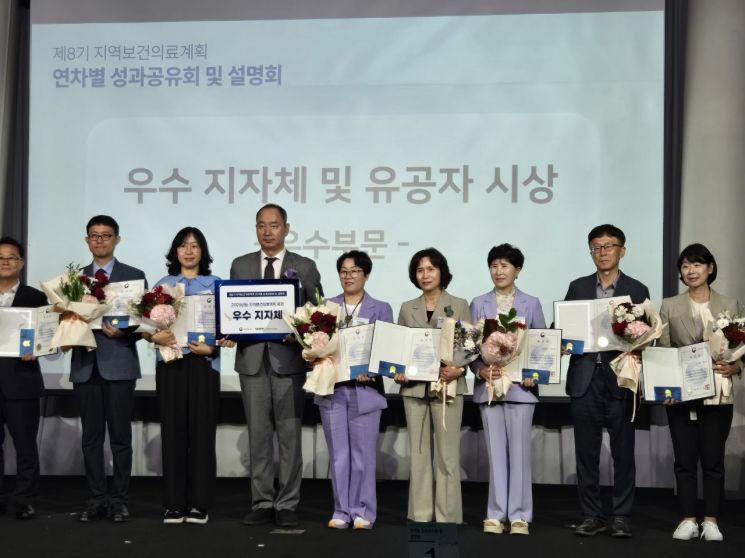 구미시가 제8기 지역보건의료계획(2023~2026) 연차별 계획에 대한 보건복지부 평가에서, 지난해 평가에 이어 올해 『2차년도(2024) 시행 결과 및 3차년도(2025) 시행계획』 평가에서 우수지자체로 선정되어 2년 연속 보건복지부 장관상을 수상했다./구미시제공