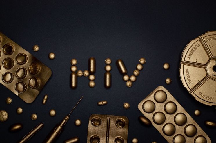 HIV는 후천성 면역결핍 증후군(에이즈)을 일으키는 원인 바이러스로 감염자와의 성 접촉이나 주사 재사용, 감염자의 혈액 수혈 등을 통해 전파된다. 픽사베이