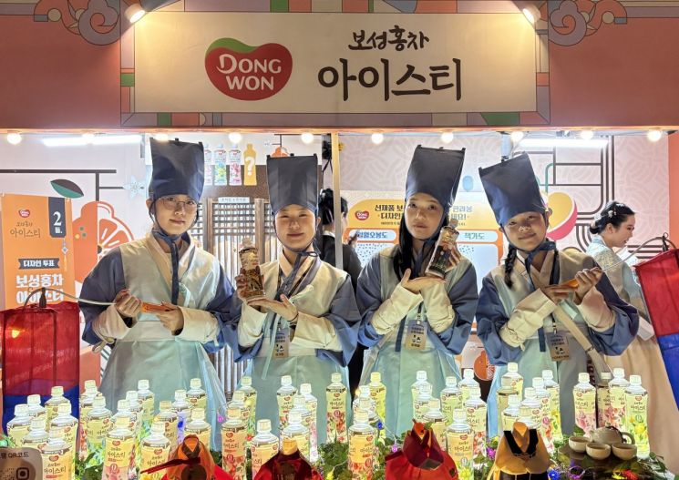 Dongwon F&B Unveils "Boseong Black Tea Iced Tea Hallabong" at Hanbok Yeonhyang in Gyeongbokgung Palace