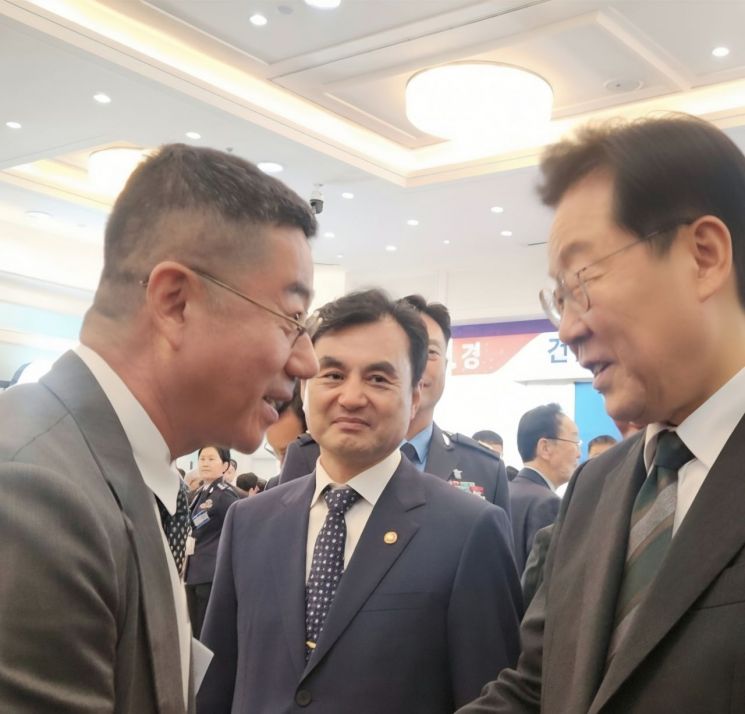 양종훈 교수(왼쪽)와 이재명 대통령과 인사를 나누는 장면.  상명대학교