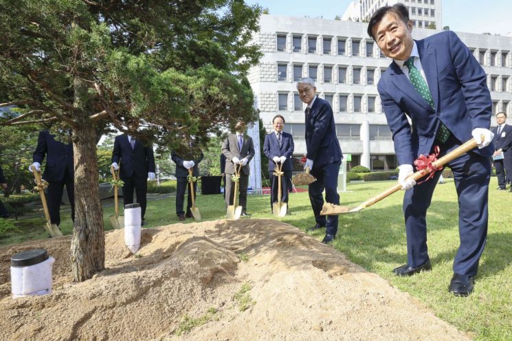 서초역 향나무 ‘천년향’ 후계목을 식수하는 전성수 서초구청장(우측 첫 번째)과 천대엽 법원행정처장(우측 두 번째). 서초구 제공.