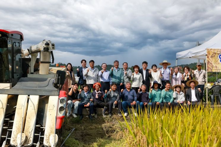 연천군, 풍년 기원 벼베기 행사…"연진벼, 지역 대표 브랜드로 자리매김"