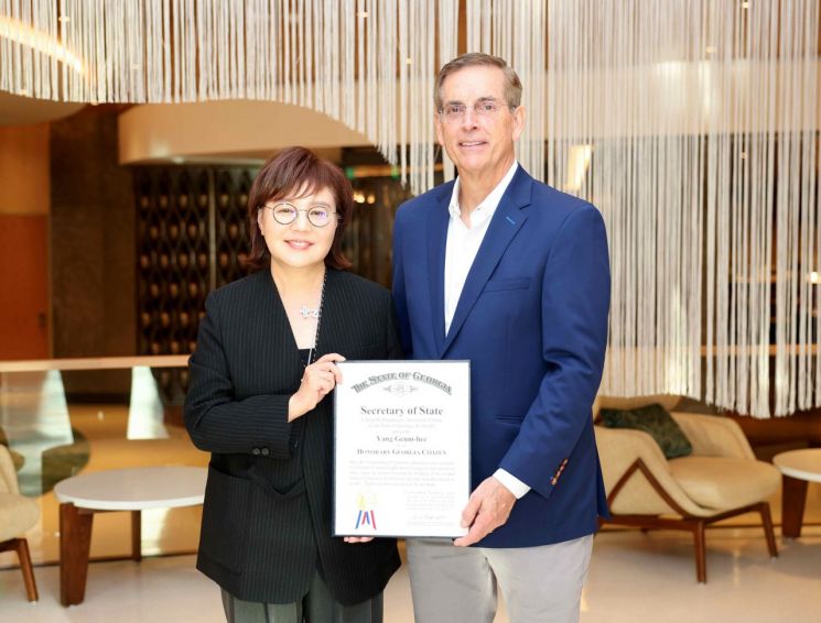 미 조지아주 국무장관(오른쪽)이 양금희 경북도 경제부지사에게 전달한 명예시민증을 들어보이고 있다.