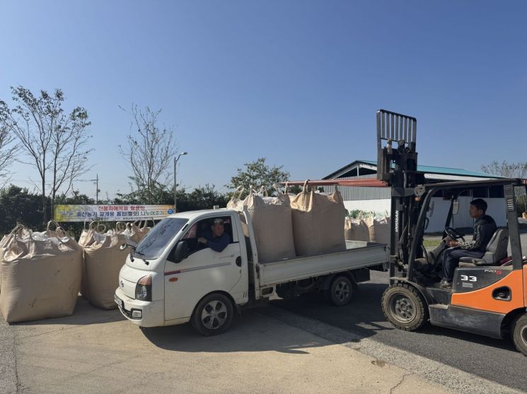 함평군이 지난 2023년 4월 발생한 대형 산불 피해로 쓰러진 나무를 자원으로 되살려 농가 부담을 덜고, 환경을 지키는 일석이조 효과를 거두고 있다. 함평군 제공