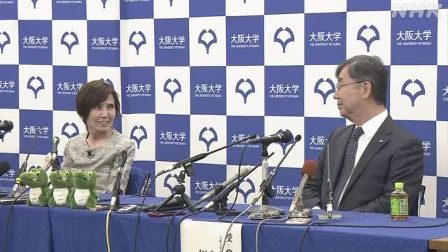 기자회견에서 아내에 대한 감사를 전하는 사카구치 교수. NHK.