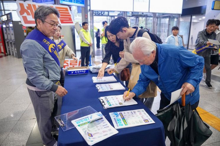 강기정 광주시장이 지난 3일 오후 서구 유·스퀘어 종합버스터미널에서 귀성객들에게 추석 명절 인사를 전하며 국가AI컴퓨팅센터 유치 캠페인을 벌이고 있다. 광주시 제공