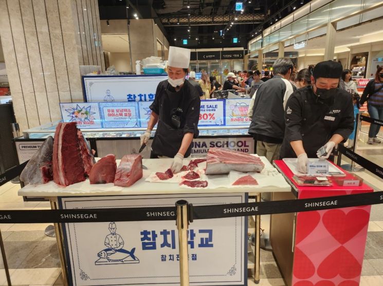 광주신세계 식품관 팝업스토어에서 참치 전문가들이 국내산 대형 참다랑어를 해체하는 모습을 선보이고 있다. 광주신세계 제공