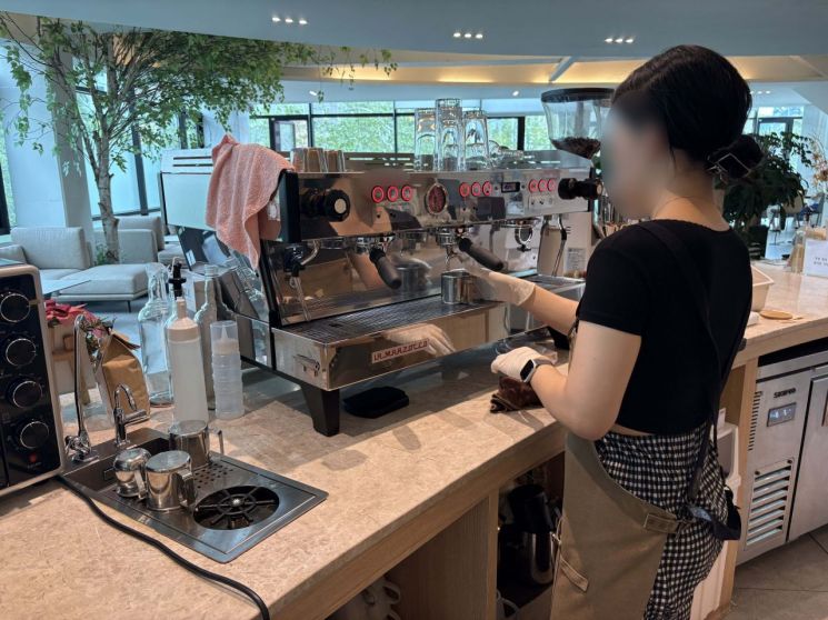 '우아한 사장님 살핌기금'으로 화상 사고 치료비를 지원받은 청년 외식업주 모습. 희망브리지