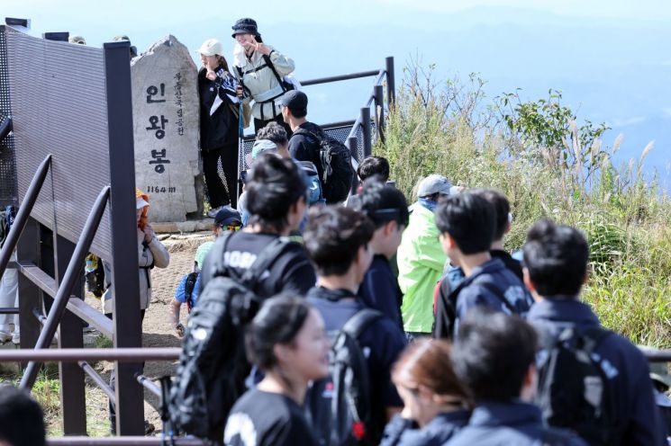 9일 오전 무등산 정상부 인왕봉 전망대 표지석 앞에서 탐방객들이 기념사진을 찍고 있다. 연합뉴스
