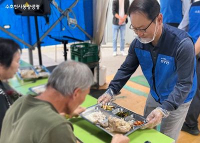 성대규 동양생명 대표이사가 영등포쪽방상담소에 방문해 어르신들께 건강한 한끼를 대접하고 있다. 동양생명