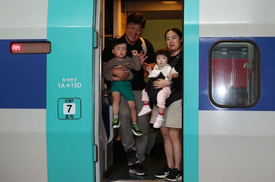 추석을 앞둔 지난 2일 서울역에서 귀성길에 오른 한 가족이 열차에 탑승해 있다. 연합뉴스