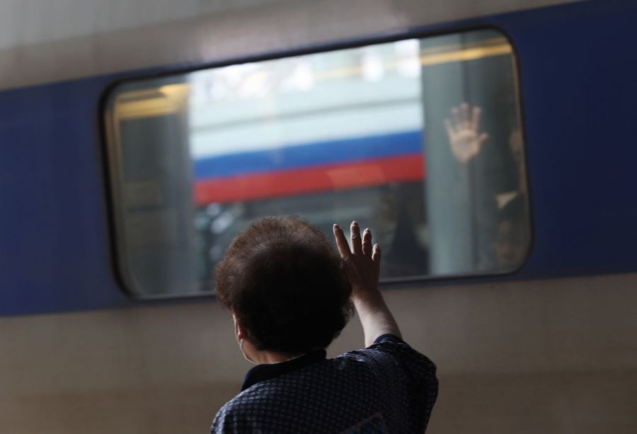 추석 연휴 막바지인 지난 9일 서울역에서 기차 이용객들이 작별인사를 하고 있다. 연합뉴스