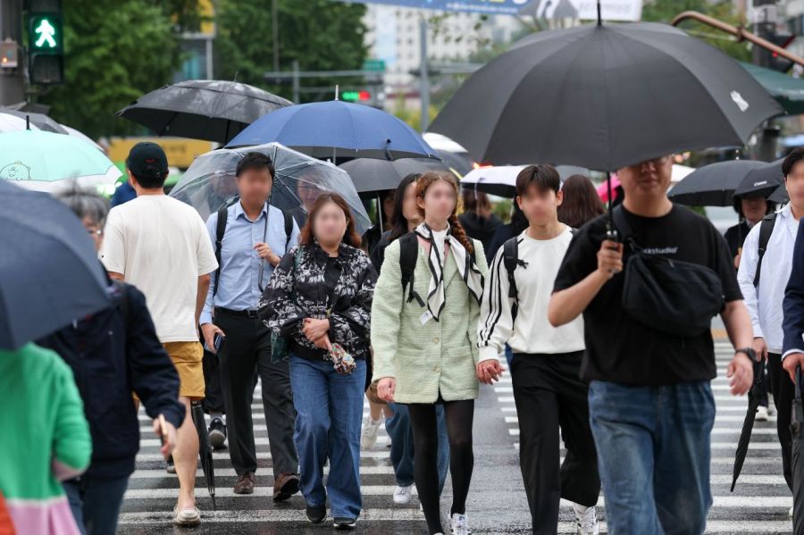 10일 서울 종로구 세종로 네거리에서 추석 연휴를 마친 직장인들이 출근길에 오르고 있다. 강진형 기자