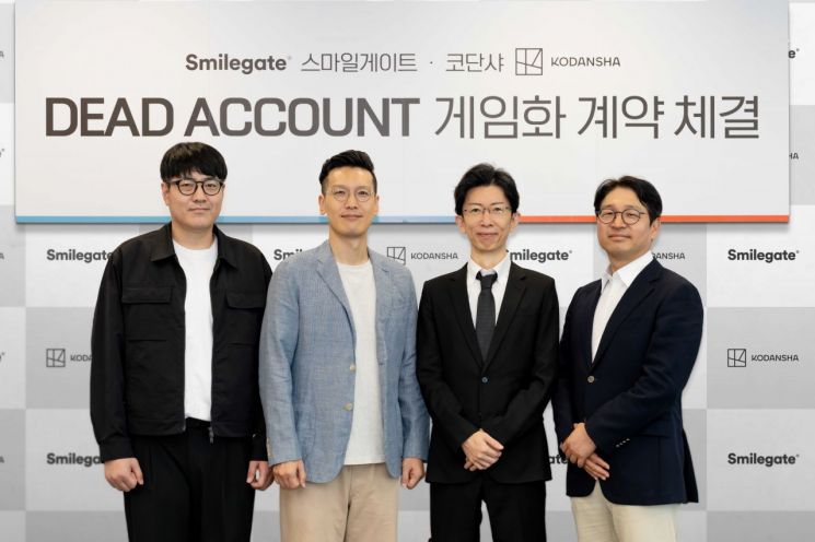 왼쪽부터 조경주·박영재 이안게임즈 공동대표, 후루카와 신 코단샤 부장, 백영훈 스마일게이트 홀딩스 메가포트 부문 대표. 스마일게이트 제공