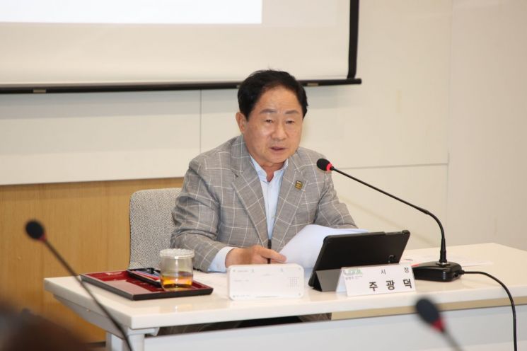 주광덕 남양주시장이 10일 최근 급증하는 아동 대상 범죄에 대응해 '등하굣길 아동 안전 확보 특별대책'을 수립하고 있다. 남양주시 제공