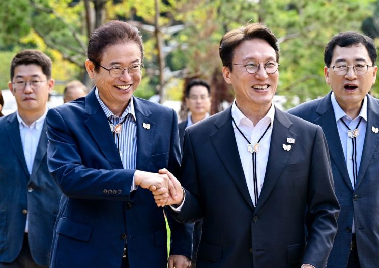 김민석 국무총리가 경주에 들러 이철우 경북지사와  악수하고 있다.