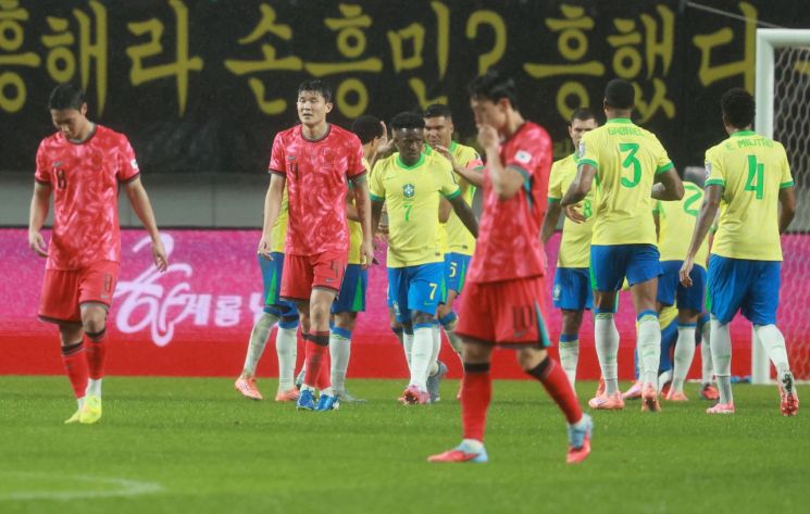 한국 축구대표팀 선수들이 10일 서울 마포구 서울월드컵경기장에서 열린 브라질 축구 대표팀의 친선경기에서 실점한 뒤 아쉬워하고 있다.  [사진 제공= 연합뉴스]