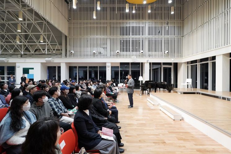신상진 성남시장이 10일 분당구 성남물빛정원 뮤직홀에서 열린 '제16회 임산부의 날 기념 음악회'에서 인사말을 하고 있다. 성남시 제공