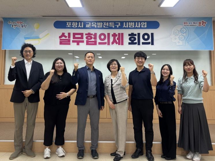 왼쪽부터 정재훈 포항공대 수학과 교수, 김혜빈 포항대 평생학습원, 송상욱 포항대 평생학습원장, 김미화 포항시 교육청소년과장, 김승훈 한동대 산학협력단, 장예나 한동대 산학협력단, 장효진 선린대 입학취업처. 포항시 제공