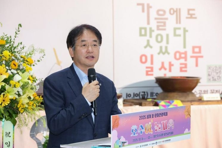 이동환 고양특례시장이 지난 10일 고양꽃전시관에서 열린 '2025년 일산열무축제'에 참석해 인사말을 하고 있다. 고양특례시 제공