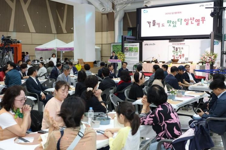 이동환 고양특례시장이 지난 10일 고양꽃전시관에서 열린 '2025년 일산열무축제'에 참석해 인사말을 하고 있다. 고양특례시 제공