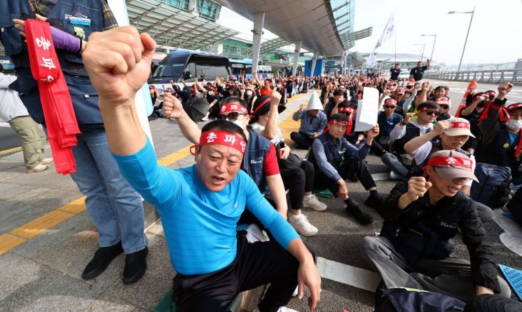 지난 2일 인천국제공항 제1여객터미널(T1)에서 열린 전국민주노동조합총연맹(민주노총) 공공운수노조 인천공항지역지부 전면파업 2일차 총파업 결의대회에서 참석자들이 구호를 외치고 있다. 연합뉴스