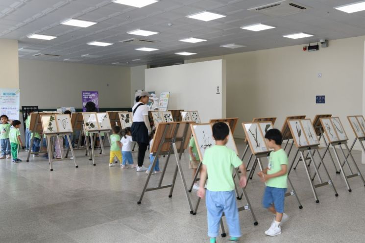 전남산림연구원은 '남도 풀꽃 수집일기'란 주제로 광주시립수목원에서 오는 31일까지 전시한다. 전남도 제공