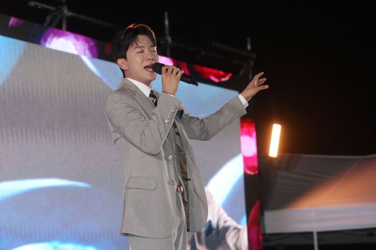 가수 나태주가 지난 11일 오후 6시 일산호수공원 한울광장에서 열린 '2025년 고양특례시민의 날 기념식'에서 공연을 하고 있다. 고양특례시 제공