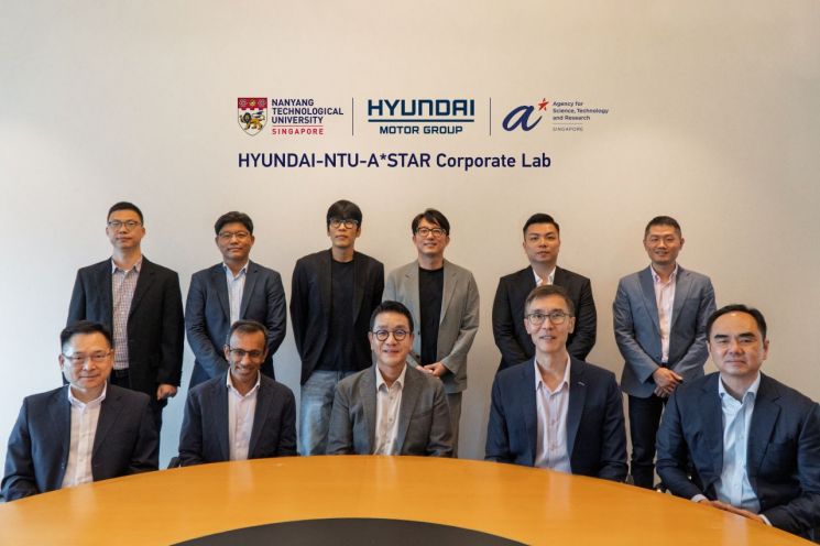 현대차그룹이 HMGICS가 지난 3일 난양공대(NTU), 싱가포르 과학기술청(A*STAR)'과 함께 '현대차그룹-NTU-A*STAR 기업 연구소'를 개소식을 열었다. 주요 관계자들이 기념 촬영을 하고 있다. 현대차그룹 제공