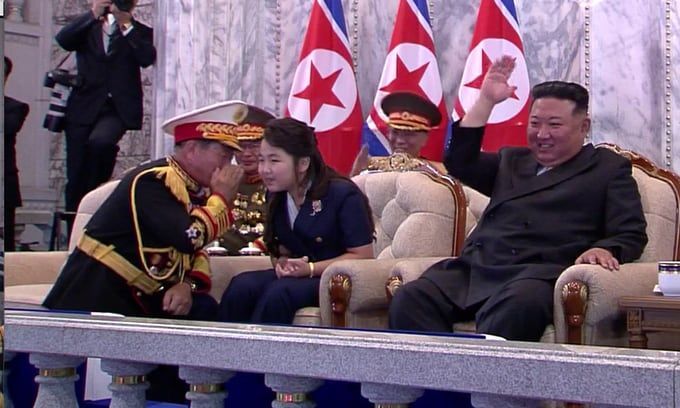 지난 2023년 9월 북한 정권수립 75주년 민방위무력 열병식에서 북한의 군 핵심인물인 박정천 군정지도부장이 김정은의 딸 주애에게 귓속말을 하고 있는 모습. 조선중앙TV·연합뉴스