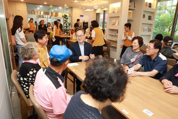 유성훈 금천구청장이 금천어르신복지센터에서 어르신들과 대화하고 있다. 금천구 제공.