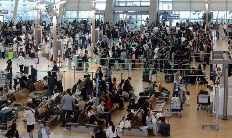 추석 연휴를 앞둔 2일 인천국제공항 제1여객터미널에서 여행객들이 탑승 수속을 위해 줄을 서고 있다. 연합뉴스