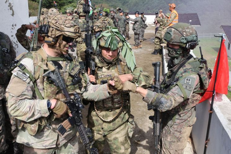 25일 강원도 인제군 육군 과학화훈련단(KCTC) 도시지역훈련장에서 열린 제3회 국제 과학화전투 경연대회(K-ICTC)에서 다국적 연합군 장병들이 목표지역을 점령한 뒤 기쁨을 나누고 있다. 연합뉴스