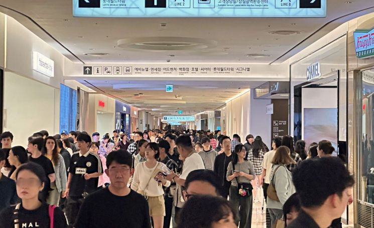 Foreign and domestic customers visiting Jamsil Lotte World Mall during the golden holiday period in October. Provided by Lotte Department Store