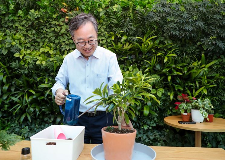 유성훈 금천구청장이 오미생태공원 내 금천정원지원센터에서 화분을 가꾸고 있다. 지난해 문을 연 오미생태공원은 축구장 2.7배 규모의 대형 생활권 공원으로 금천구의 대표적인 녹지 인프라로 꼽힌다. 금천구 제공.