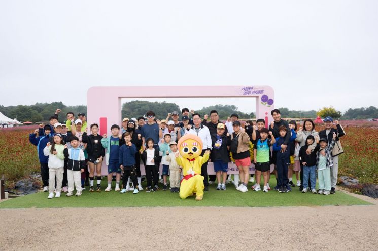 강수현 양주시장이 12일 오전 나리농원 전망대 일원에서 시민과 함께하는 러닝 이벤트 '별산런(Run)'에서 참석자들과 기념촬영을 하고 있다. 양주시 제공