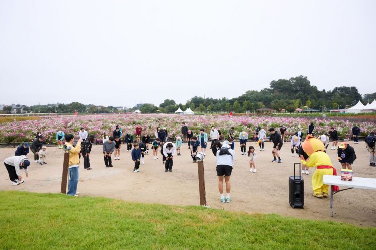 시민들이 12일 오전 나리농원 전망대 일원에서 시민과 함께하는 러닝 이벤트 '별산런(Run)'에서 참석해 준비운동을 하고 있다. 양주시 제공