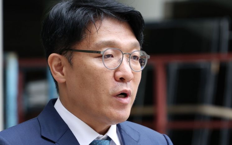 김건희 여사에게 고가의 그림을 건네고 공천을 청탁했다는 의혹을 받는 김상민 전 부장검사가 17일 서울 서초구 서울중앙지법에서 열린 구속 전 피의자 심문(영장실질심사)에 출석하면서 취재진 질문에 답하고 있다. 연합뉴스