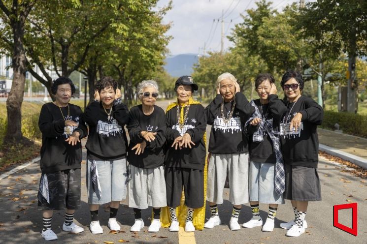 쇼미더머니 예선 무대를 앞두고 포즈를 취한‘수니와칠공주’할머니들. 가운데 리더 박점순 할머니(84)/김이환기자