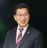 共同民主党议员 Shin Jeonghun。