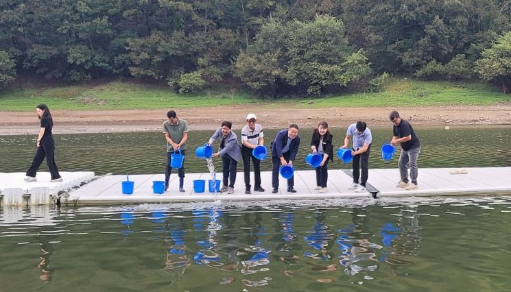 전라남도해양수산과학원 관계자들이 순천시 등 16개 시군을 대상으로 은어, 동자개 등 8개 품종 125만 마리를 방류했다. 전남도 제공