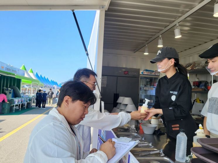 전라남도는 가을철 지역축제와 함께 대규모 국제행사가 잇따라 개최됨에 따라 도민과 먹거리 환경을 조성하기 위해 식음료안전센터를 운영한다. 전남도 제공