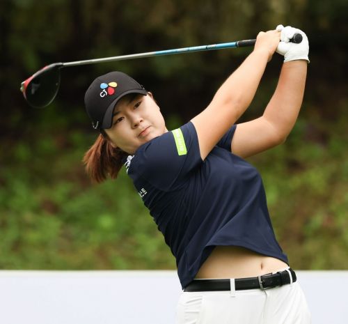 홍정민이 K-푸드 놀부·화미 마스터즈 3라운드 2번 홀에서 티샷을 하고 있다. KLPGA 제공