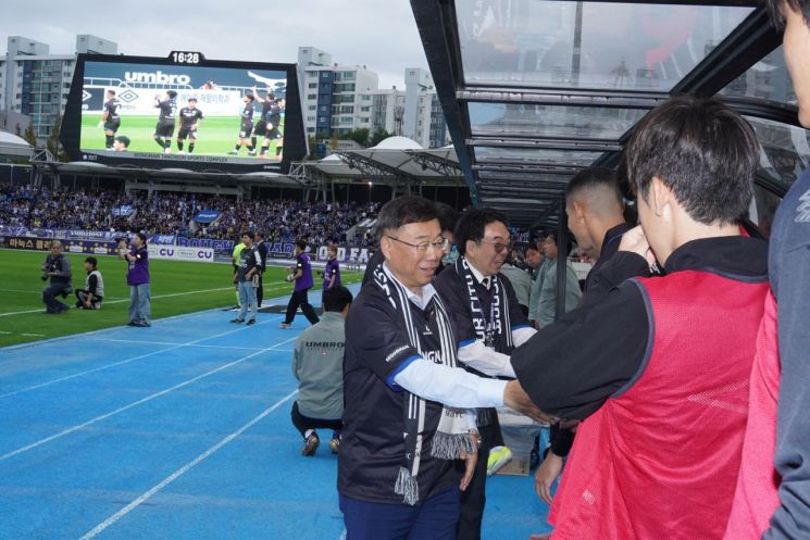 신상진 성남시장이 12일 탄천종합운동장에서 열린 K리그2 제34라운드 성남FC 홈경기에서 선수단을 격려하고 있다. 성남시 제공