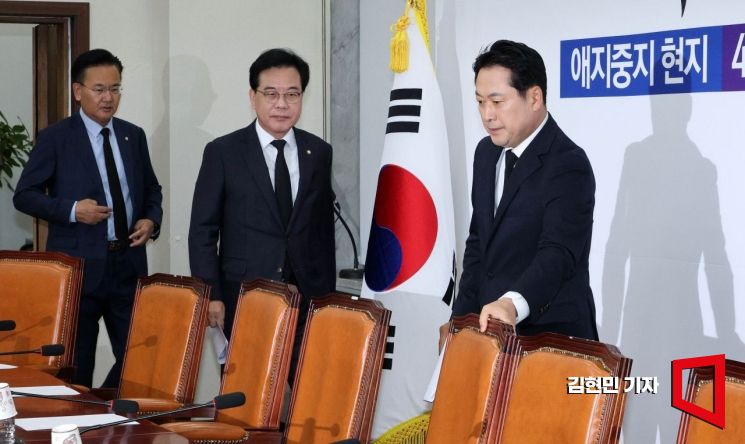 [포토] 회의실 들어서는 장동혁-송언석