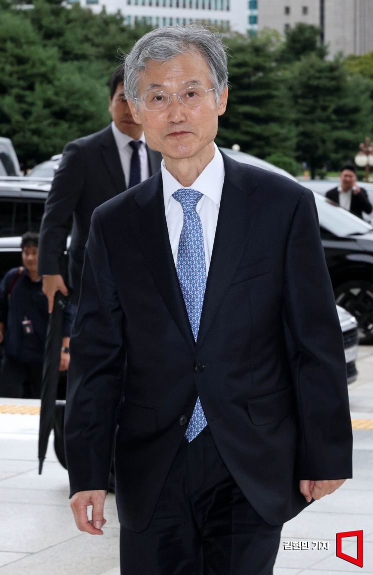 조희대 대법원장이 13일 국회 법제사법위원회 국정감사에 출석하기 위해 국회 본청으로 들어서고 있다. 2025.10.13 김현민 기자