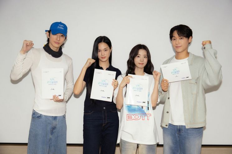 넷플릭스 '그랜드 갤럭시 호텔' 제작…이도현·신시아 출연