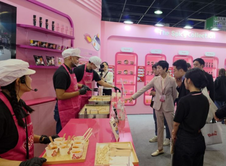 4일(현지시각) 독일 쾰른에서 열린 세계 최대 식품 박람회 '아누가(ANUGA) 2025' 삼양식품 부스를 찾은 김정수 부회장이 현장을 점검하고 있다. 삼양식품 제공